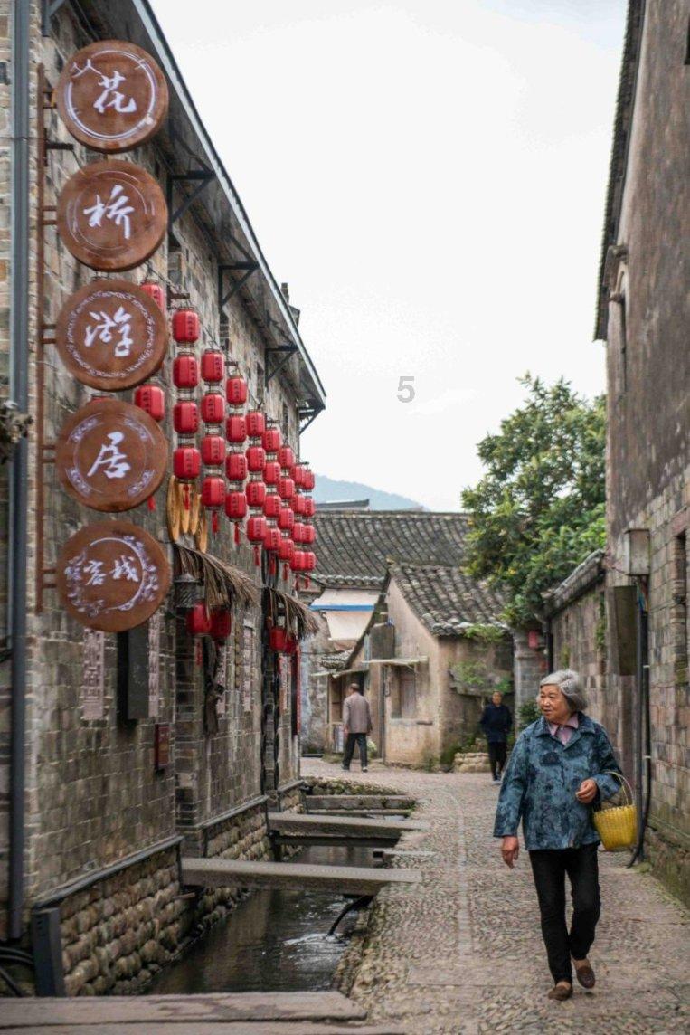 你管这叫打工人？一个为拒升职连夜跑路，一个为不被辞威胁领导